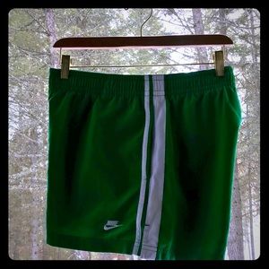 Like NEW Nike shorts w/ 2 side pockets